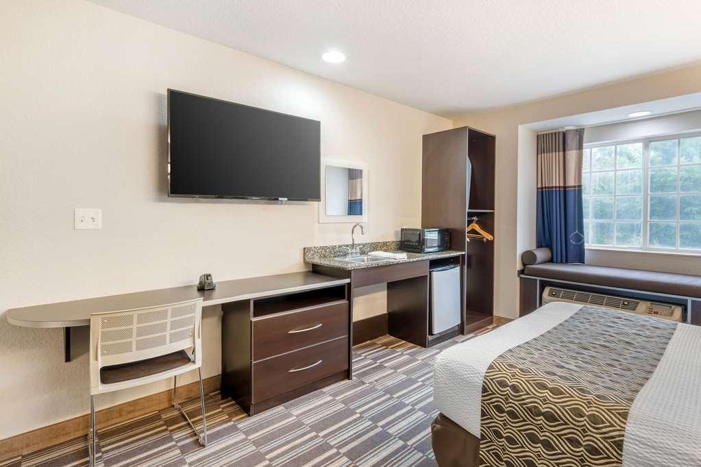 Microtel Inn & Suites By Wyndham Brooksville Ridge Manor Room photo